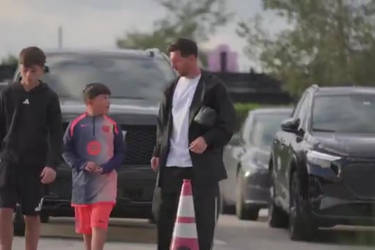 华体会app下载-长成大小伙了！梅西带三个儿子去训练，13岁蒂亚戈和梅西差不多高